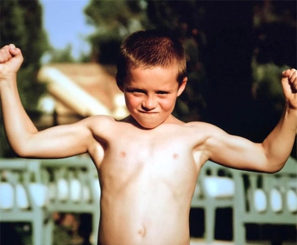 Vợ chồng Beckham xúc động kể về tuổi thơ của Brooklyn - Ảnh 3.