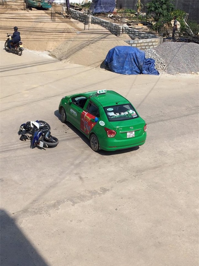 Cách hành xử văn minh: Sau va chạm, 2 thanh niên ngồi tâm sự như đôi bạn thân chờ CSGT đến giải quyết - Ảnh 2.