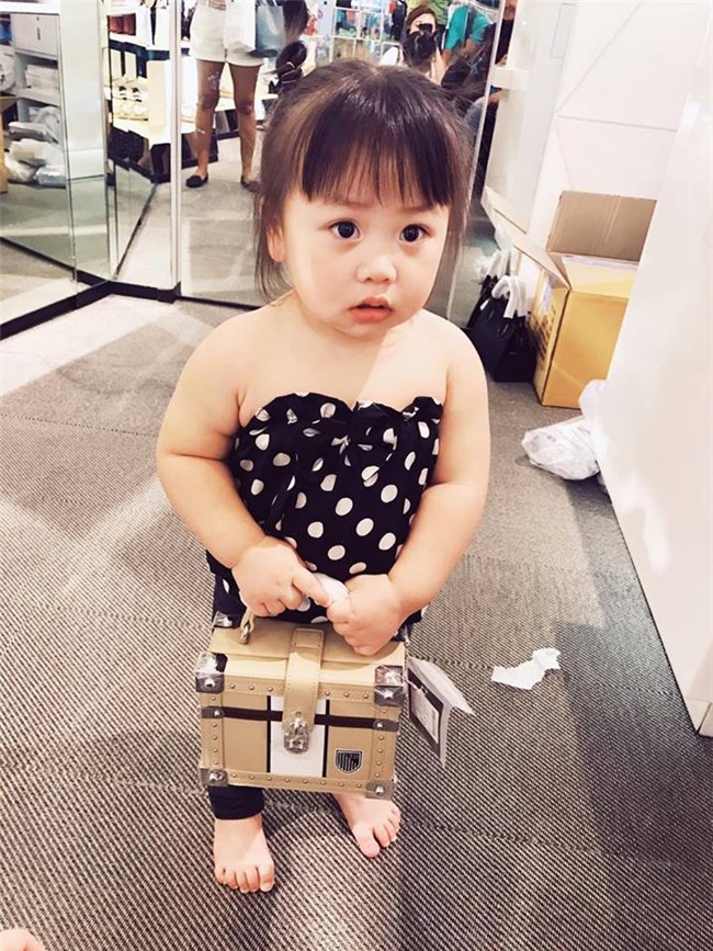 me 9x ngo ngac khi bi dan mang “nem da” vi khoe clip con gai uong bia say bi ti - 5