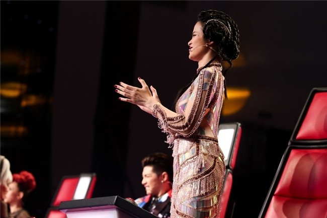 Hot girl The Voice bat khoc tren san khau khi hat tang me bi ung thu hinh anh 6