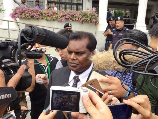 Luật sư bào chữa của nghi phạm Đoàn Thị Hương phát biểu với báo giới. (Ảnh: Twitter)