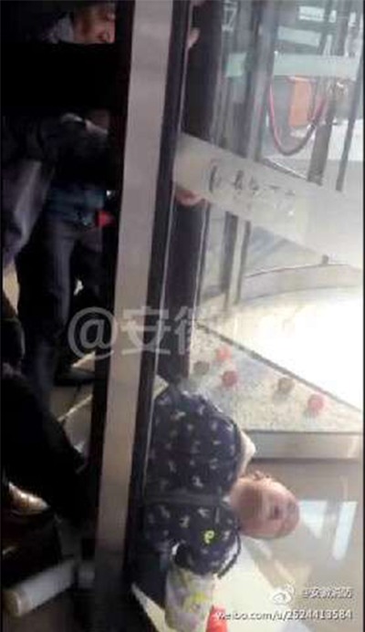Bé trai 3 tuổi ngất xỉu khi bị mắc kẹt vào cửa xoay của khách sạn 4 sao - Ảnh 3.
