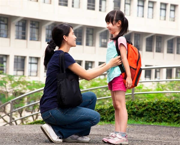 Bận đến mấy bố mẹ cũng cần buông điện thoại để quan tâm đến con trong 7 khoảnh khắc quan trọng mỗi ngày - Ảnh 2.