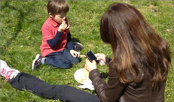 Bận đến mấy bố mẹ cũng cần buông điện thoại để quan tâm đến con trong 7 khoảnh khắc quan trọng mỗi ngày - Ảnh 3.