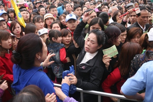 Lễ hội hoa gây thất vọng ở Hà Nội và nghịch lý kì dị: Càng chê càng tò mò và cứ thế kéo đến đông - Ảnh 1.