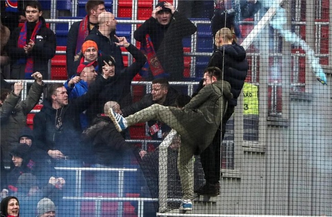 Bao luc bung phat o tran CSKA Moscow gap Zenit hinh anh 2