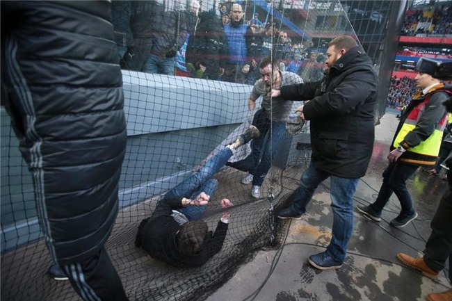 Bao luc bung phat o tran CSKA Moscow gap Zenit hinh anh 3