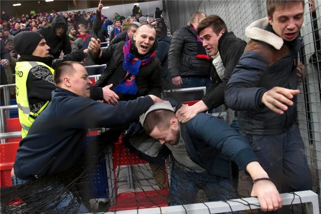 Bao luc bung phat o tran CSKA Moscow gap Zenit hinh anh 4