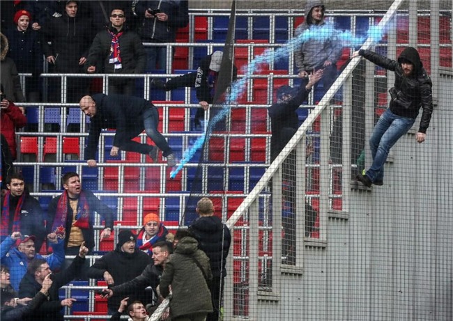 Bao luc bung phat o tran CSKA Moscow gap Zenit hinh anh 7