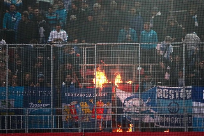 Bao luc bung phat o tran CSKA Moscow gap Zenit hinh anh 9