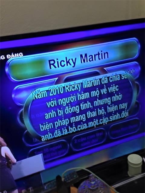 Chương trình Vì bạn xứng đáng gây tranh cãi khi cung cấp thông tin Ricky Martin bị đồng tính cho người chơi - Ảnh 2.