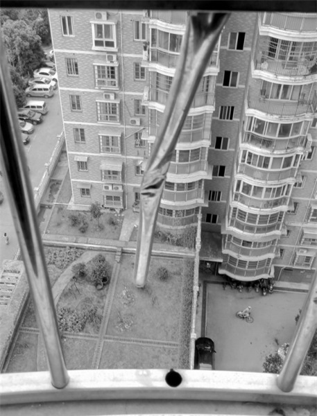 Lan can chung cư bị gãy, bé 6 tuổi rơi từ tầng 13 xuống, tử vong - Ảnh 1.