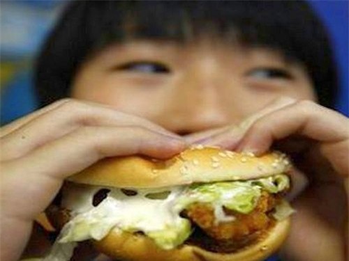 Các chuyên gia khuyến cáo, nên cho trẻ ăn uống, sinh hoạt hợp lý để tránh mắc bệnh đái tháo đường. Ảnh minh họa