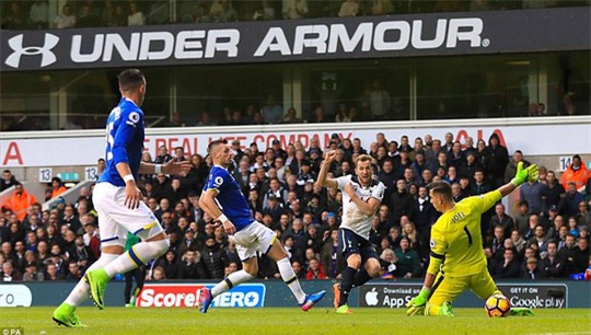 Kane trong bàn nâng tỉ số 2-0
