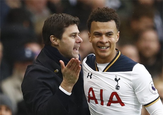 HLV Pochettino chúc mừng Alli, người ghi bàn thứ 3 cho Tottenham