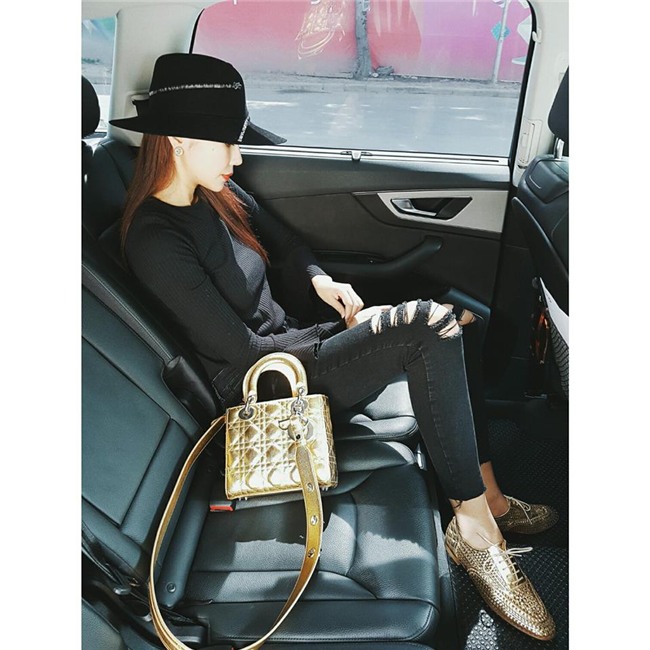 my nhan viet dai chien tren duong pho voi gam mau den dinh cao - 1