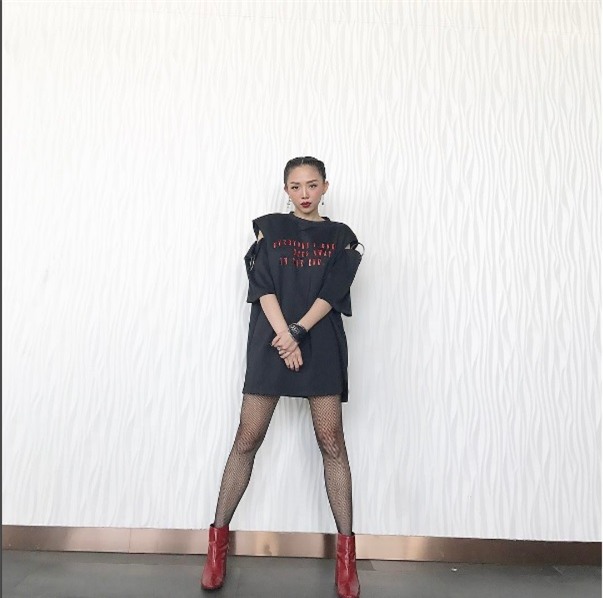 my nhan viet dai chien tren duong pho voi gam mau den dinh cao - 3