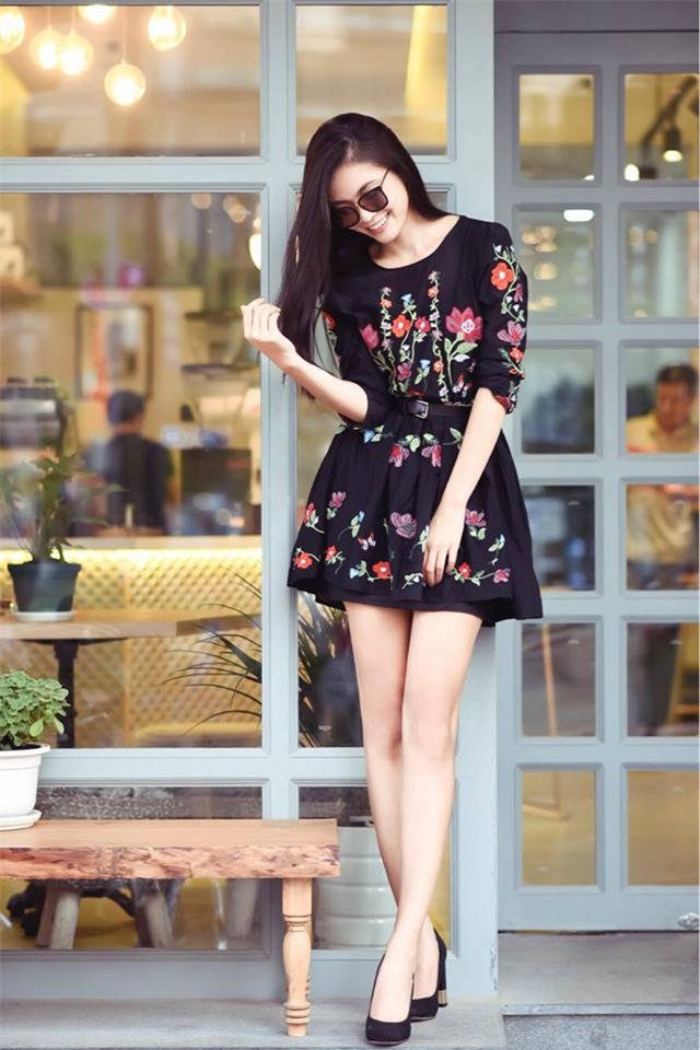 my nhan viet dai chien tren duong pho voi gam mau den dinh cao - 6