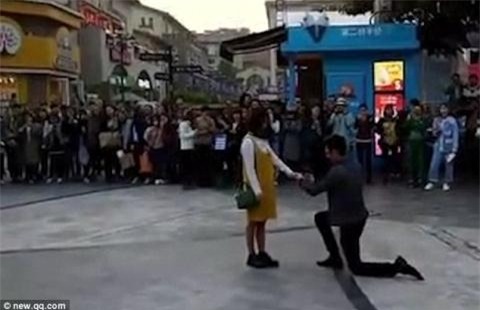 Clip: Thanh nien cau hon bi danh vi nha khong co... toilet