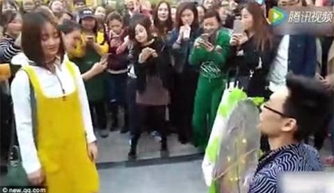 Clip: Thanh nien cau hon bi danh vi nha khong co... toilet