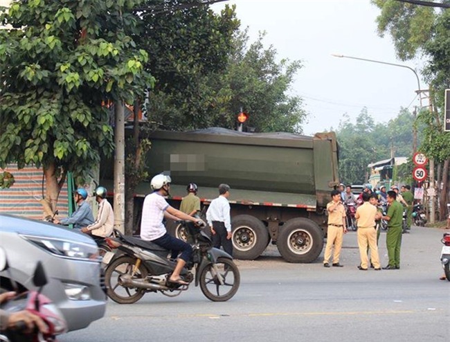 Be 3 tuoi thoat chet khi xe tai dam sap cua hang dien thoai hinh anh 1