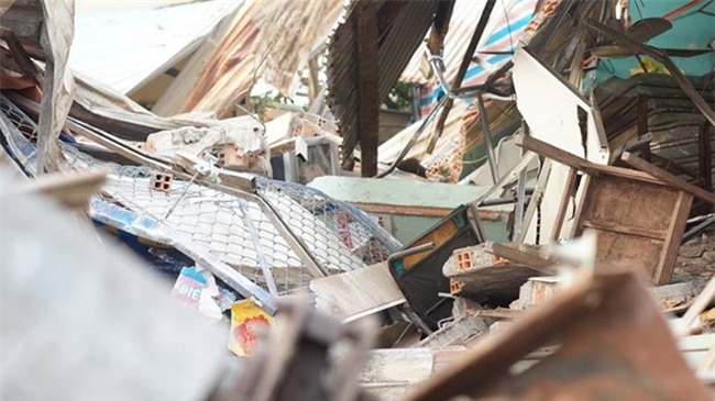 Be 3 tuoi thoat chet khi xe tai dam sap cua hang dien thoai hinh anh 2