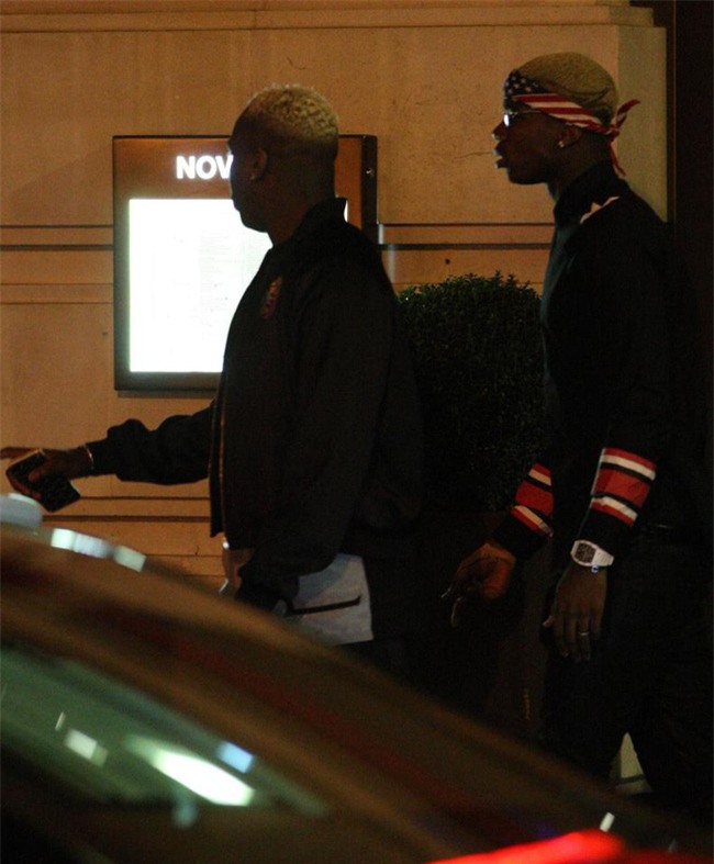 Pogba lên đồ cực ngầu, ăn tối với 2 phụ nữ lạ - Ảnh 1.
