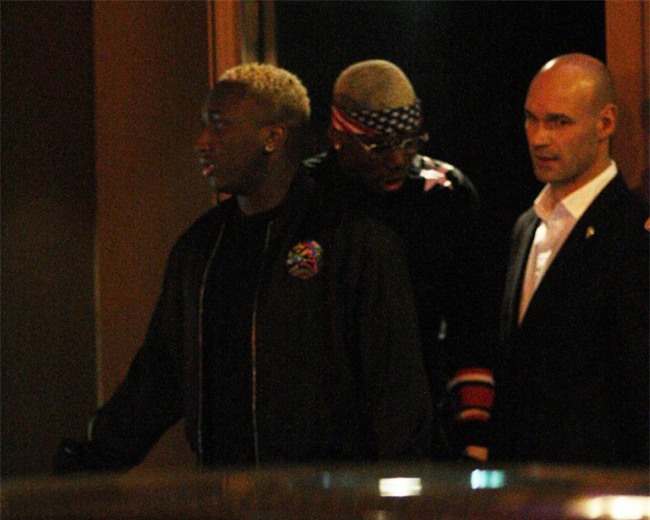 Pogba lên đồ cực ngầu, ăn tối với 2 phụ nữ lạ - Ảnh 2.
