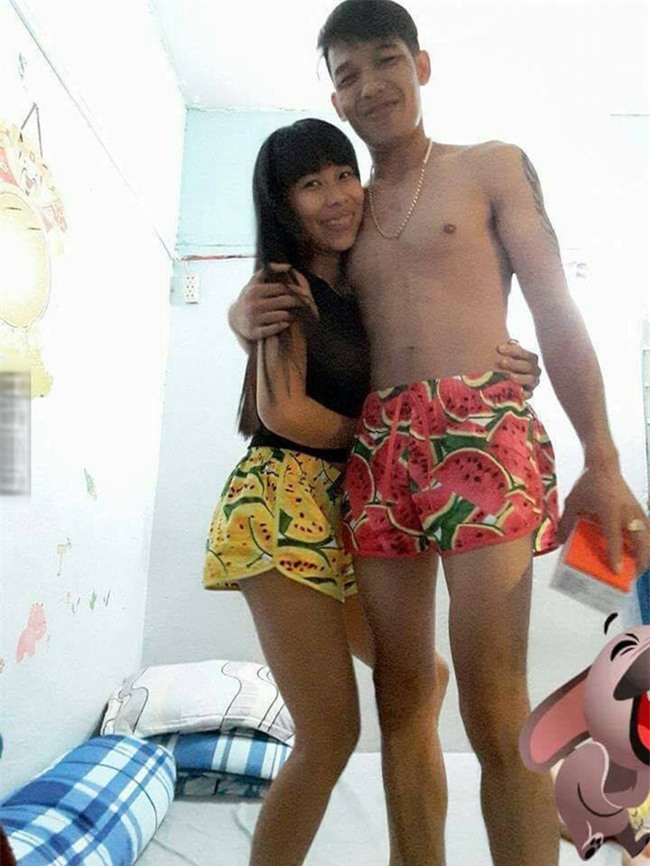 Cặp đôi quần đùi dưa hấu nhờ chỉnh ảnh đang đứng ở biển, và cái kết... - Ảnh 1.