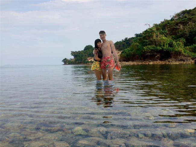 Cặp đôi quần đùi dưa hấu nhờ chỉnh ảnh đang đứng ở biển, và cái kết... - Ảnh 2.