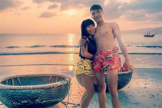 Cặp đôi quần đùi dưa hấu nhờ chỉnh ảnh đang đứng ở biển, và cái kết... - Ảnh 3.