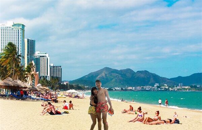 Cặp đôi quần đùi dưa hấu nhờ chỉnh ảnh đang đứng ở biển, và cái kết... - Ảnh 4.