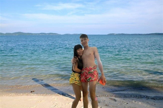 Cặp đôi quần đùi dưa hấu nhờ chỉnh ảnh đang đứng ở biển, và cái kết... - Ảnh 7.