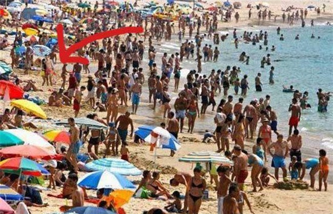 Cặp đôi quần đùi dưa hấu nhờ chỉnh ảnh đang đứng ở biển, và cái kết... - Ảnh 9.