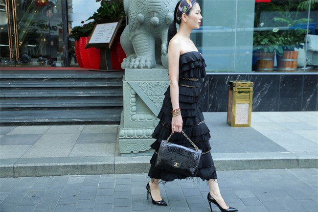 Là phụ nữ, hẳn ai cũng ao ước đời mình có cái tủ hàng hiệu to như đại lý của Lệ Quyên! - Ảnh 10.