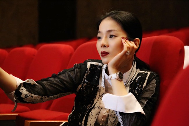 Là phụ nữ, hẳn ai cũng ao ước đời mình có cái tủ hàng hiệu to như đại lý của Lệ Quyên! - Ảnh 17.