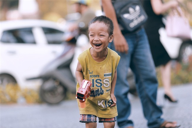 Nhiều người xúc động và muốn giúp cậu bé 5 tuổi trong bức ảnh xếp dép được đi học miễn phí - Ảnh 11.