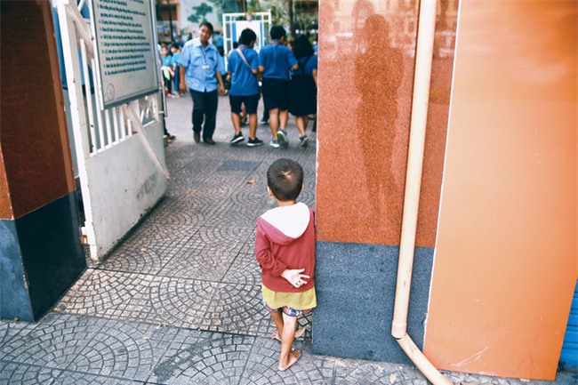 Nhiều người xúc động và muốn giúp cậu bé 5 tuổi trong bức ảnh xếp dép được đi học miễn phí - Ảnh 12.