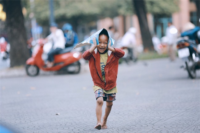 Nhiều người xúc động và muốn giúp cậu bé 5 tuổi trong bức ảnh xếp dép được đi học miễn phí - Ảnh 3.