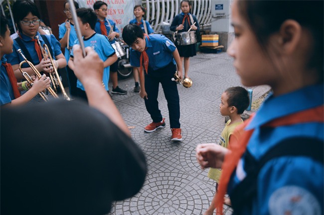 Nhiều người xúc động và muốn giúp cậu bé 5 tuổi trong bức ảnh xếp dép được đi học miễn phí - Ảnh 5.