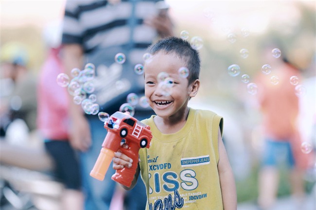 Nhiều người xúc động và muốn giúp cậu bé 5 tuổi trong bức ảnh xếp dép được đi học miễn phí - Ảnh 6.