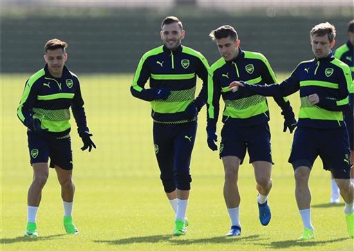 Sanchez (trái) tươi cười tập luyện cùng các đồng đội