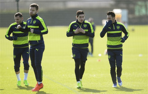 Perez, Mustafi, Bellerin và Ozil cùng nhau tập luyện (từ trái sang phải)