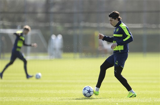 Bellerin thực hiện động tác đỡ bóng, anh vẫn sẽ là sự lựa chọn hàng đầu của Wenger cho vị trí hậu vệ phải