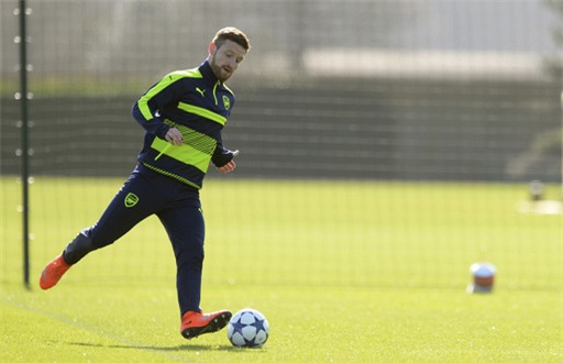 Mustafi trên sân tập. Lần trở về Đức cách đây hai tuần, trung vệ người Đức đã chơi rất tồi