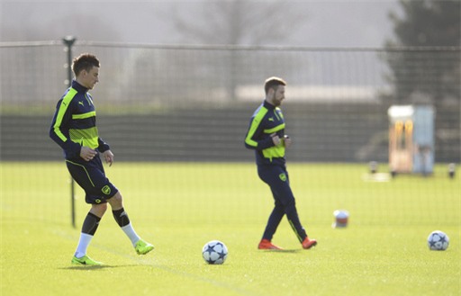 Koscielny (trái) chuyền bóng cùng các đồng đội. Nếu không có chuyện đột xuất, anh và Mustafi sẽ vẫn là cặp trung vệ của Arsenal tiếp đón Bayern Munich