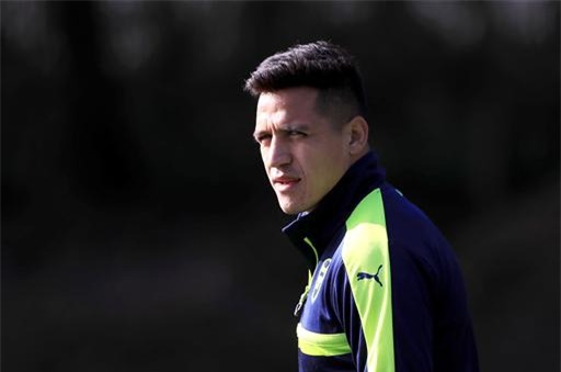 Sanchez bước ra sân tập với vẻ mặt khá thoải mái, không có dấu hiệu cho thấy tiền đạo này bất mãn