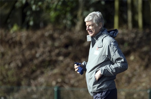 Wenger bước ra sân tập, chiến lược gia người Pháp cũng tỏ ra khá thoải mái