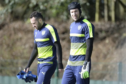 Cặp đôi thủ môn của Arsenal, Ospina (trái) và Cech (phải). Đấu trường châu Âu, Wenger sử dụng Ospina bắt chính cho Arsenal