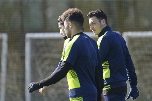 Ozil (phải) trở lại tập cùng đồng đội sau khi hết ốm, cuối tuần qua anh không thể thi đấu cùng Arsenal